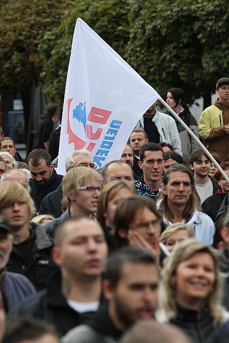 V Ústí demonstrovala přibližně tisícovka lidí.