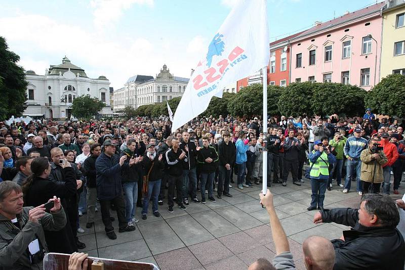 V Ústí demonstrovala přibližně tisícovka lidí.