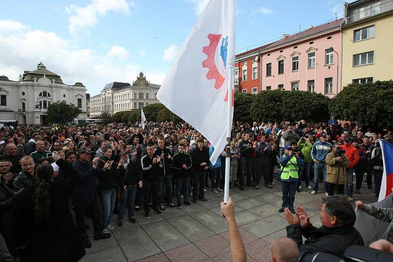 V Ústí demonstrovala přibližně tisícovka lidí.