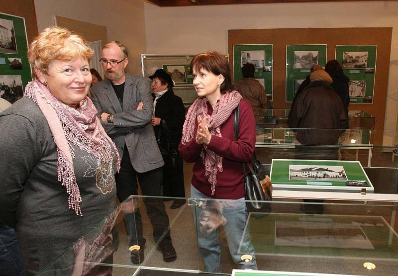 Na osmdesát historických fotografií Litoměřic, doplněných barevnými snímky se současným stavem míst, ukazuje výstava Zmizelé Litoměřice na starých fotografiích. Zahájena byla ve čtvrtek 12. ledna v Oblastním muzeu v Litoměřicích. 