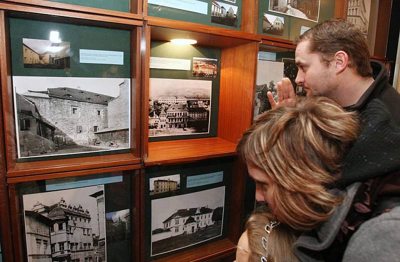 Na osmdesát historických fotografií Litoměřic, doplněných barevnými snímky se současným stavem míst, ukazuje výstava Zmizelé Litoměřice na starých fotografiích. Zahájena byla ve čtvrtek 12. ledna v Oblastním muzeu v Litoměřicích. 