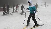 Ačkoli na Telnici prší a prudce taje sníh, studenti ústecké obchodní akademie se na posledních zbytcích sněhu v úterý učili ovládat lyže a snowboardy.