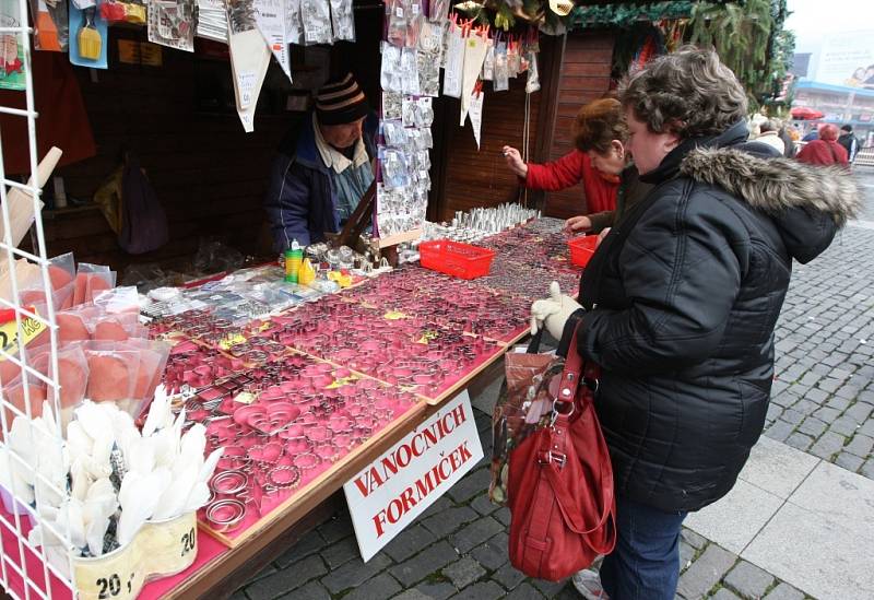 Nazdobené stánky s vonícím svařákem, jmelím a vánočními dekoracemi prokládá pestrá nabídka levného oblečení, hraček a kosmetiky. Skladba zboží, byť se oproti minulosti zlepšila, stále vyvolává u Ústečanů diskuse. 