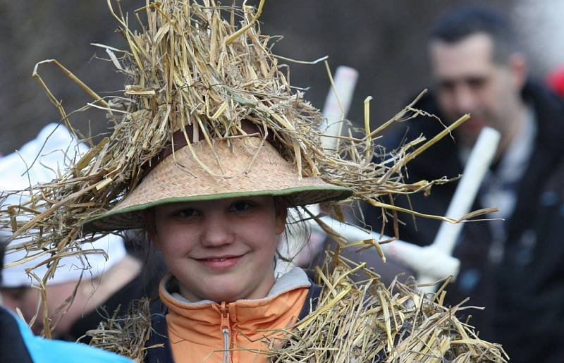 Masky čarodějnic, zvířátek, princezen, dechovka, vepřové hody, tanečky a hora koblih. To jsou radosti, které si užívala zhruba stovka rodičů se školáky ze Základní školy v Brné.