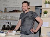 Barista roku Ondřej Hurtík přijel poradit mladým kavárníkům.
