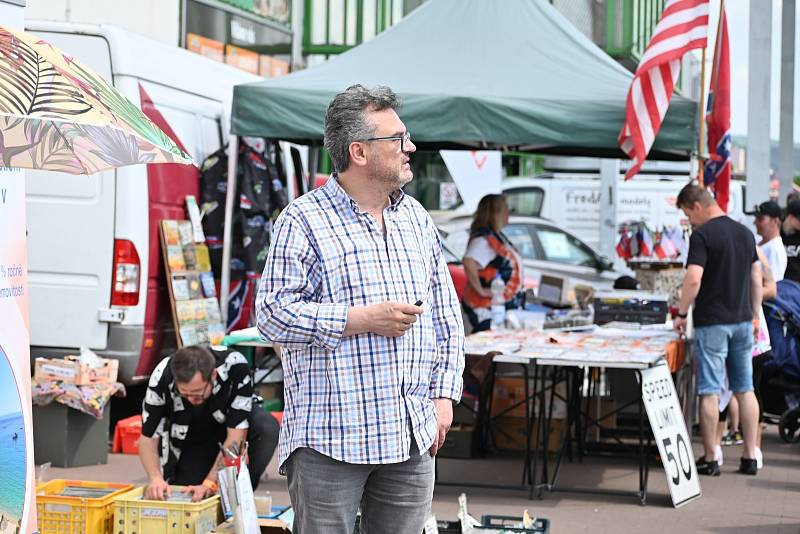 Sraz amerických automobilů u Globusu v Trmicích