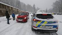 Pokus o spuštění vleků a lanovky nevyšel. Policie podle nařízení vlády o šíření koronaviru spuštění zakázala. Lidé proto vyrazili na sjezdovky po svých, jen počasí nepřálo, hustě sněžilo a foukal ledový vítr.