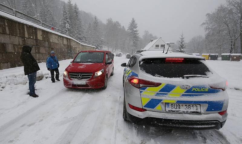 Pokus o spuštění vleků a lanovky nevyšel. Policie podle nařízení vlády o šíření koronaviru spuštění zakázala. Lidé proto vyrazili na sjezdovky po svých, jen počasí nepřálo, hustě sněžilo a foukal ledový vítr.