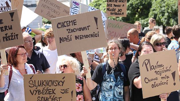 Demonstrace proti zrušení nemocnice před Krajským úřadem. Zbytek fotek