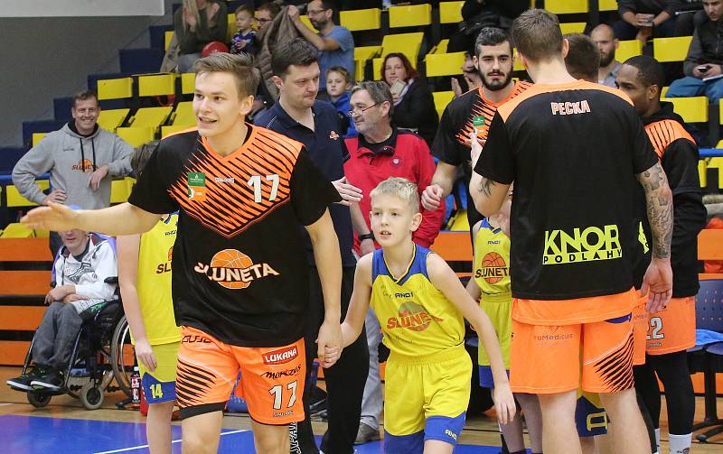 Basketbalové derby mezi Ústím a Děčínem.