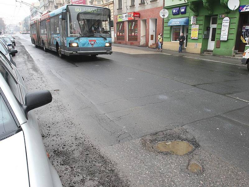 Silnice v Masarykově ulici vypadá, jako by se po ní projela tanková divize v plné zbroji.