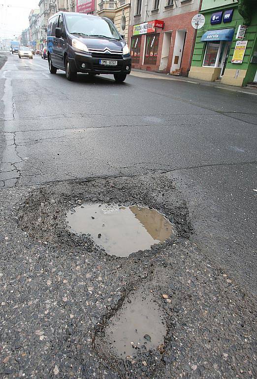 Silnice v Masarykově ulici vypadá, jako by se po ní projela tanková divize v plné zbroji.