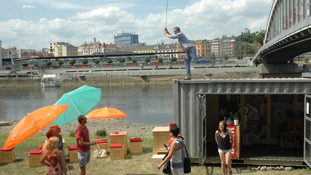 V sousedství mostu Edvarda Beneše začal fungovat bar z přepravního kontejneru. 