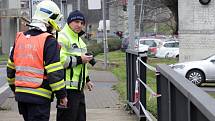 Auto sjelo z Pražské ulice v Ústí nad Labem do řeky Biliny