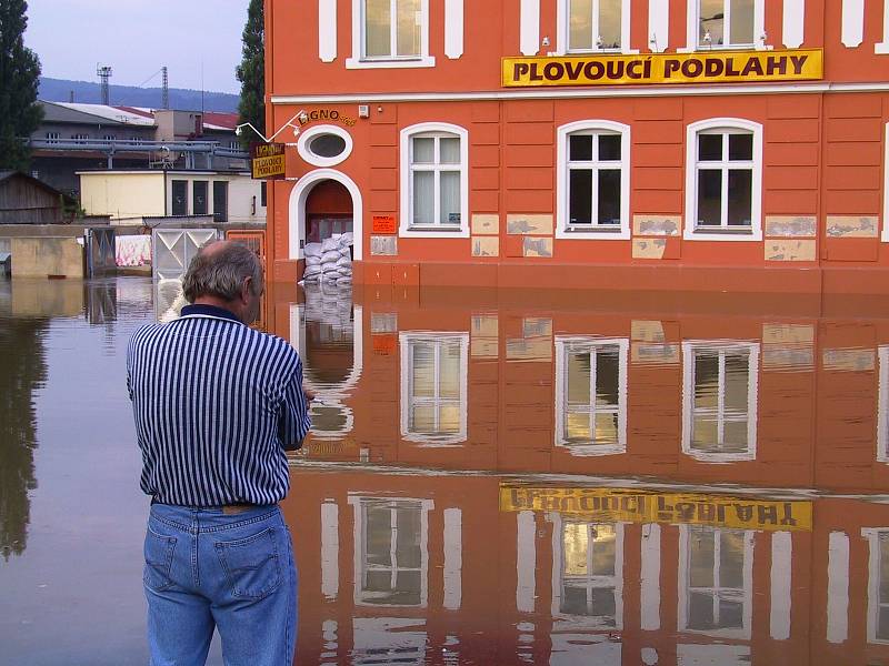 V pátek 16. srpna 2002 Labe kulminovalo - špatná situace byla například v Krásném Březně.