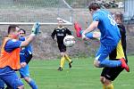 Fotbalisté Mojžíře B (v modrém) doma přehráli Petrovice-Tisou jednoznačně 4:1.