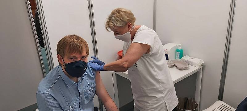 Ministr Vojtěch na první očkovací dávce v Ústí nad Labem.
