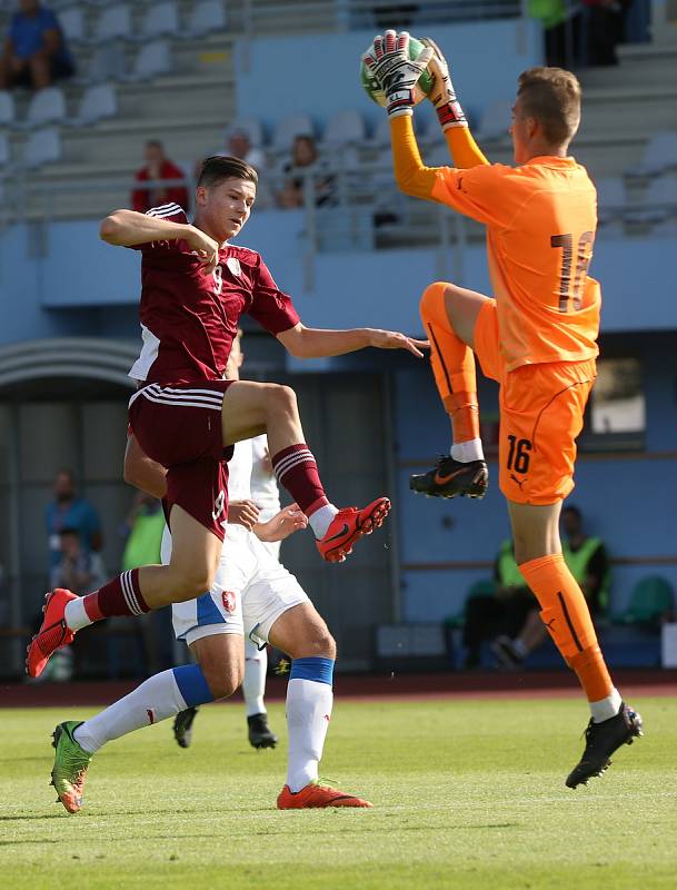 Česká republika U18 (v bílém) porazila v Ústí nad Labem Lotyšsko U18 2:1