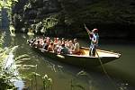 Žádný z turistů, kteří se přes Hřensko chystají ke vstupu do Národního parku České Švýcarsko, by si plutí lodičkami Divokou a Edmundovou soutěskou neměl nechat ujít.