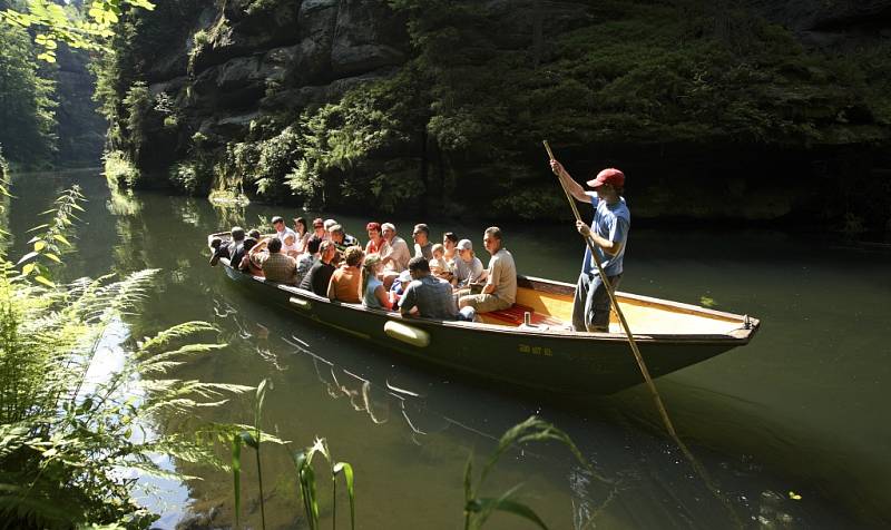 Žádný z turistů, kteří se přes Hřensko chystají ke vstupu do Národního parku České Švýcarsko, by si plutí lodičkami Divokou a Edmundovou soutěskou neměl nechat ujít.