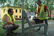 Natírání šlo veřejně prospěšným pracovníkům od ruky.