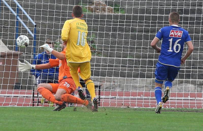 Fotbalisté Ústí (modří) doma prohráli se Sokolovem 1:2. 