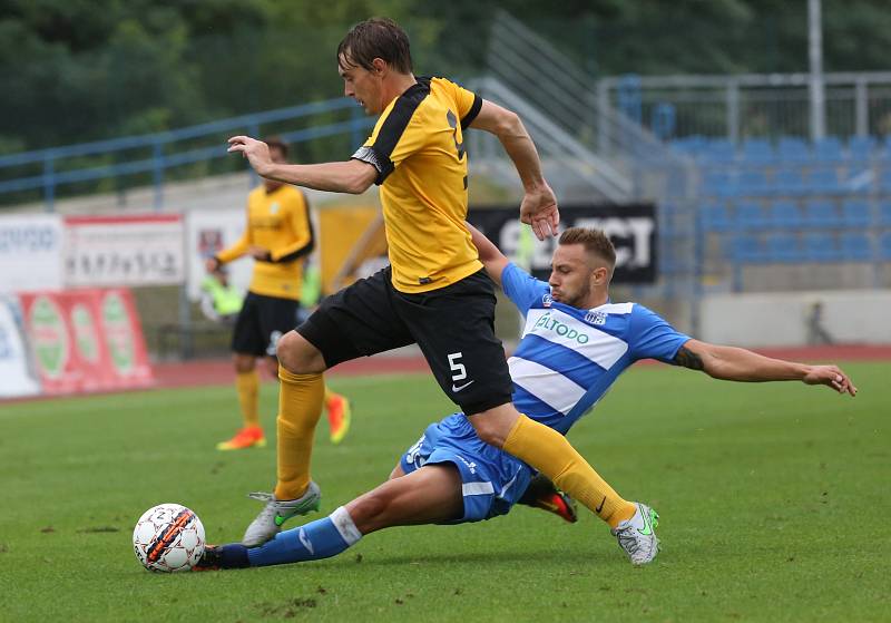 Ústečtí fotbalisté (modro-bílí) doma porazili Sokolov jasně 3:0. 