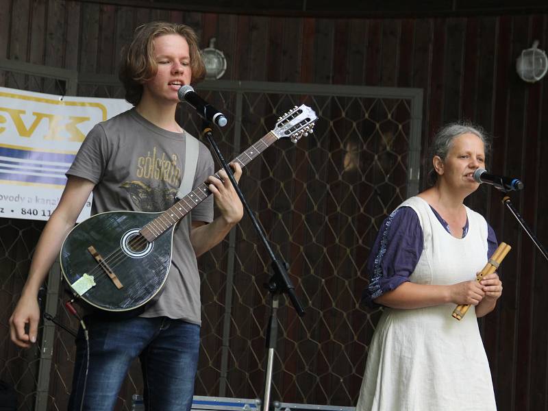 Duo Hmlisto strhlo publikum v ústeckém parku. Originální slovenský pár zaujal na ústeckém festivalu Malý Hamburk.