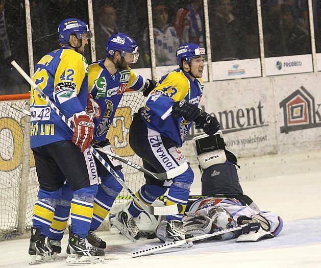 Hokejisté KLH Chomutov (v bílém) hostili na své ledové ploše hokejisty HC Ústečtí Lvi