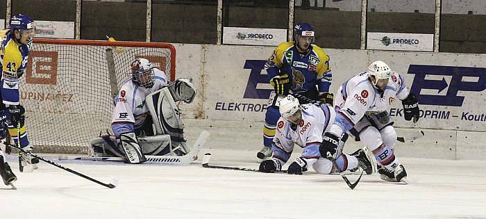 Hokejisté KLH Chomutov (v bílém) hostili na své ledové ploše hokejisty HC Ústečtí Lvi