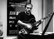Jazzová legenda John  Abercrombie.