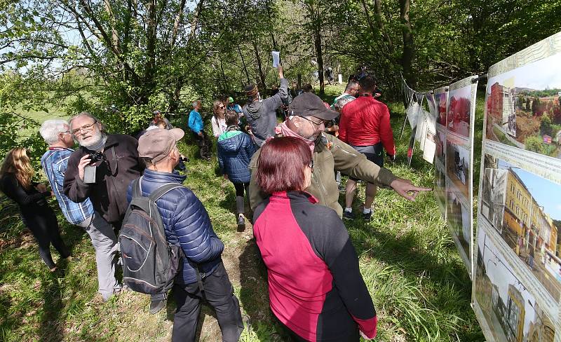 Sousedské setkání na hranicích na louce mezi německou vsí Oelsen a obcí Krásný les proběhlo v sobotu 16. května odpoledne.