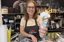 Ústečanka Mika Zelenková nabízí celkem 11 druhů zmrzlin a jednu ledovou tříšť každý den. Nyní zkouší novinku, zmrzlinové kolo.