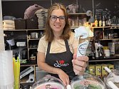 Ústečanka Mika Zelenková nabízí celkem 11 druhů zmrzlin a jednu ledovou tříšť každý den. Nyní zkouší novinku, zmrzlinové kolo.