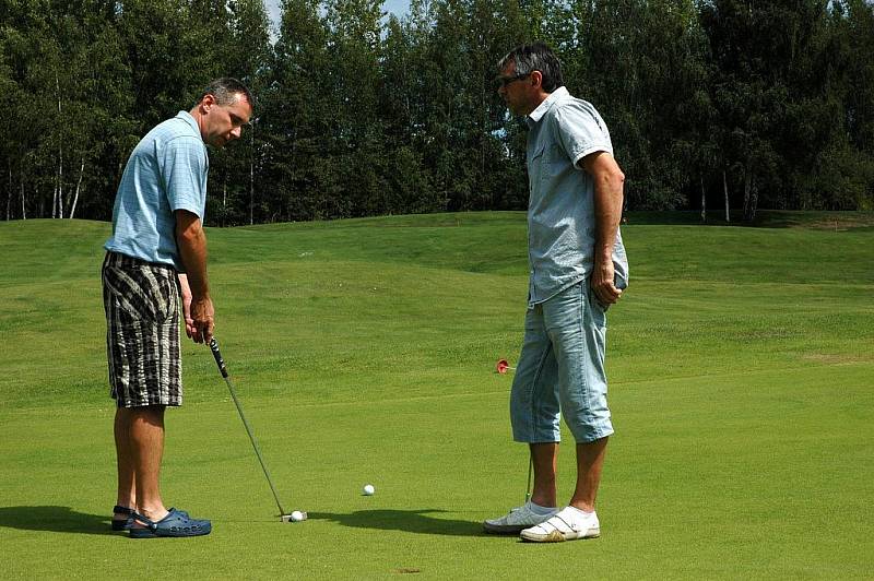 Petr Hledík se synem Ondřejem (na snímku s trenérem Tomášem Kodrlem) absolvovali golfovou akademii. 