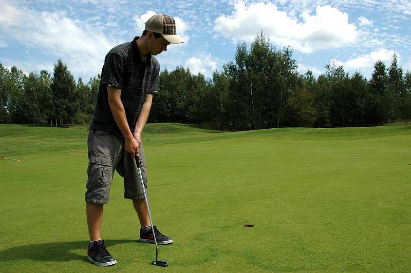 Petr Hledík se synem Ondřejem (na snímku s trenérem Tomášem Kodrlem) absolvovali golfovou akademii. 