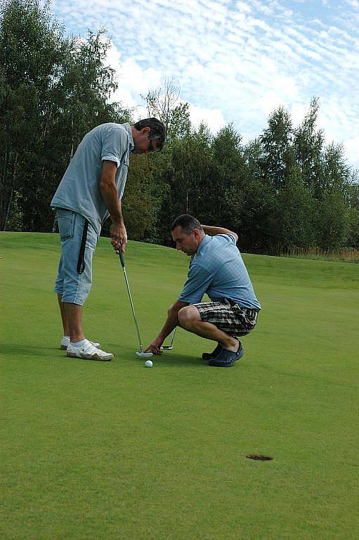 Petr Hledík se synem Ondřejem (na snímku s trenérem Tomášem Kodrlem) absolvovali golfovou akademii. 