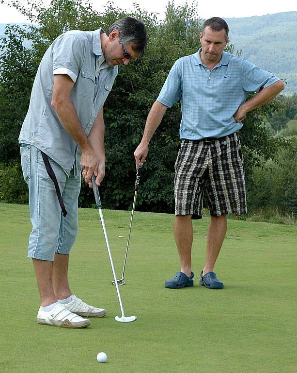 Petr Hledík se synem Ondřejem (na snímku s trenérem Tomášem Kodrlem) absolvovali golfovou akademii. 