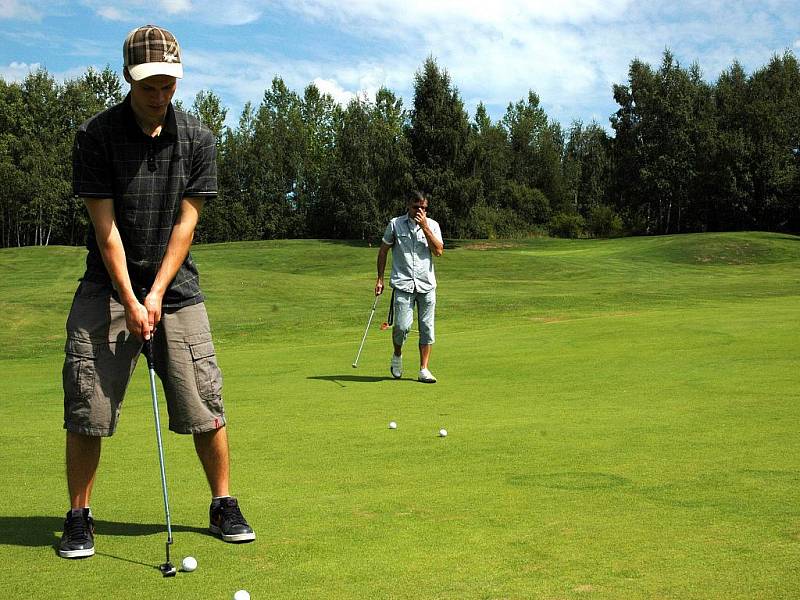 Petr Hledík se synem Ondřejem (na snímku s trenérem Tomášem Kodrlem) absolvovali golfovou akademii. 