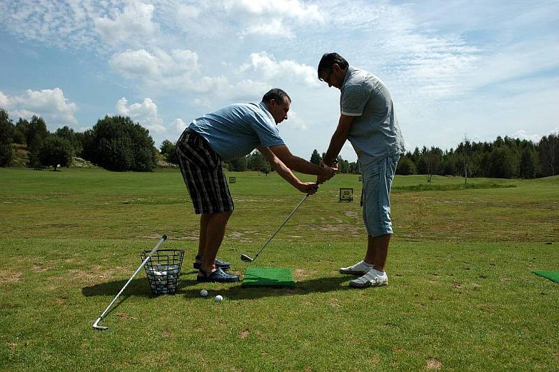 Petr Hledík se synem Ondřejem (na snímku s trenérem Tomášem Kodrlem) absolvovali golfovou akademii. 