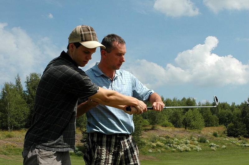 Petr Hledík se synem Ondřejem (na snímku s trenérem Tomášem Kodrlem) absolvovali golfovou akademii. 