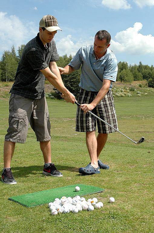 Petr Hledík se synem Ondřejem (na snímku s trenérem Tomášem Kodrlem) absolvovali golfovou akademii. 