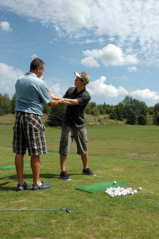 Petr Hledík se synem Ondřejem (na snímku s trenérem Tomášem Kodrlem) absolvovali golfovou akademii. 