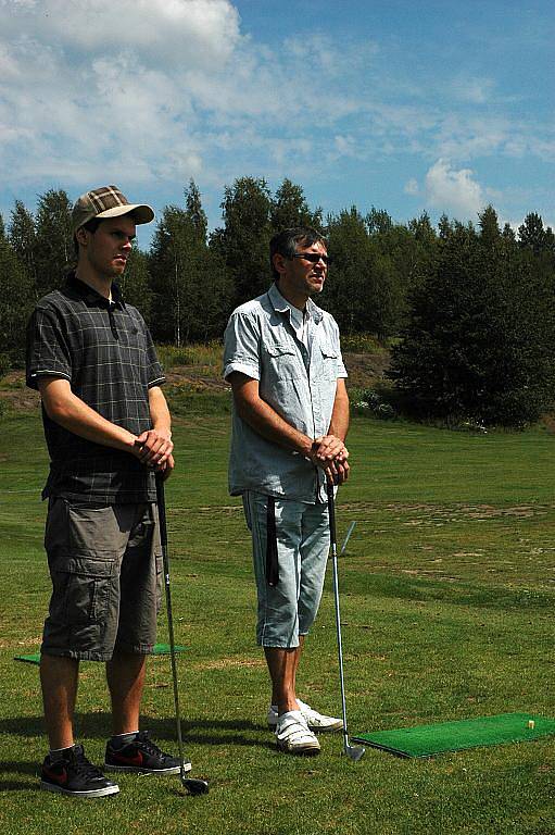 Petr Hledík se synem Ondřejem (na snímku s trenérem Tomášem Kodrlem) absolvovali golfovou akademii. 