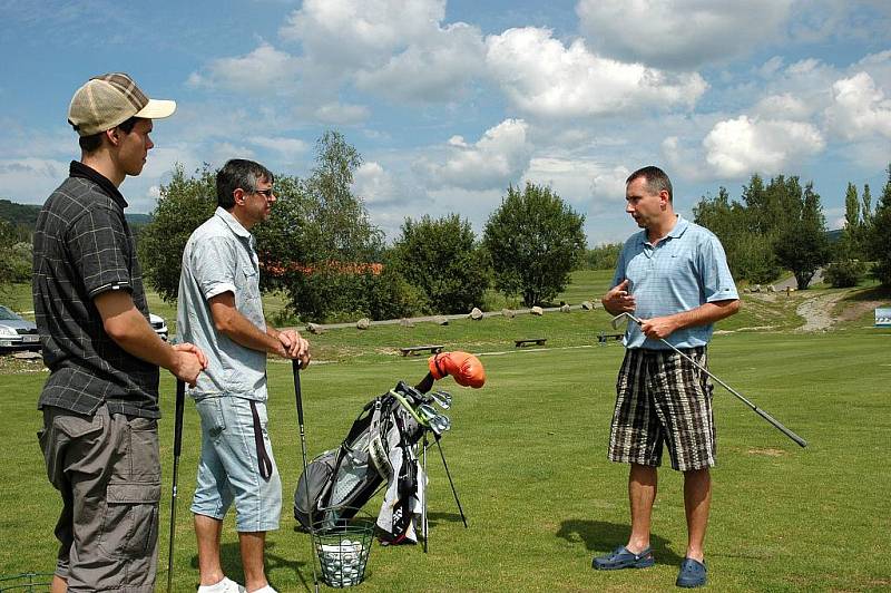 Petr Hledík se synem Ondřejem (na snímku s trenérem Tomášem Kodrlem) absolvovali golfovou akademii. 