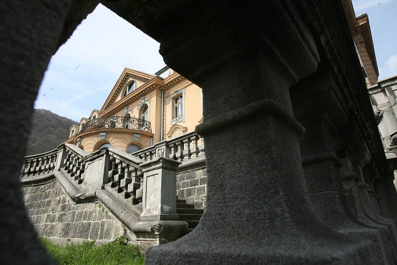 Velkorysá palácová vila průmyslníka Schichta postavená v neobarokním slohu v roce 1931 je na prodej.