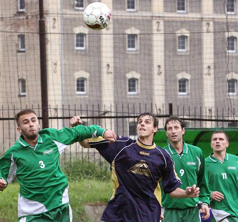 Fotbalisté Svádova (zelení) doma porazili Hostovice 5:2. 