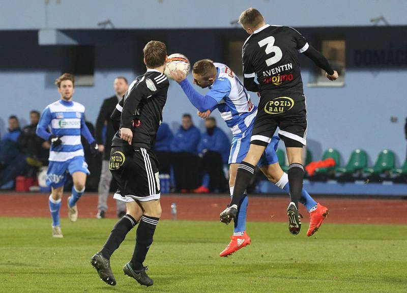 Fotbalisté Ústí (pruhovaní) doma podlehli Znojmu 0:1.