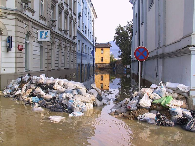 Labe zaplavilo Ústí - snímky ze soboty 17. srpna 2002 ukazují stav v centru města, na hlavním tahu z Ústí do Děčína a v Krásném Březně.