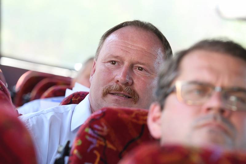 Politici jedou v autobusu z Ústí do Mostu